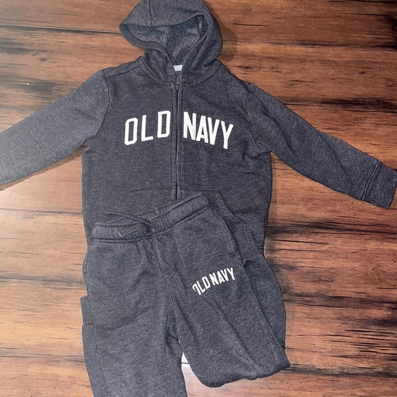 Kids old navy sweatsuit - Picture 1 of 2